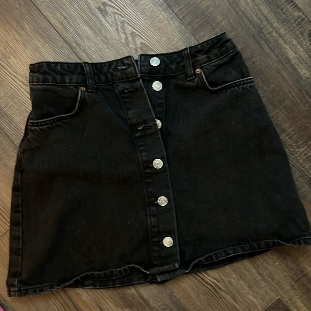 ASOS black mini Jean skirt. 

Size us 6

Home has pets)